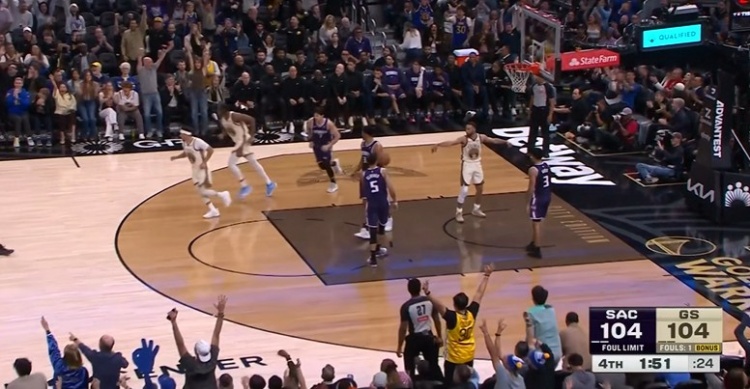 开云下载-力挽狂澜！库里三分命中扳平比分 随后助波杰姆斯基三分反超